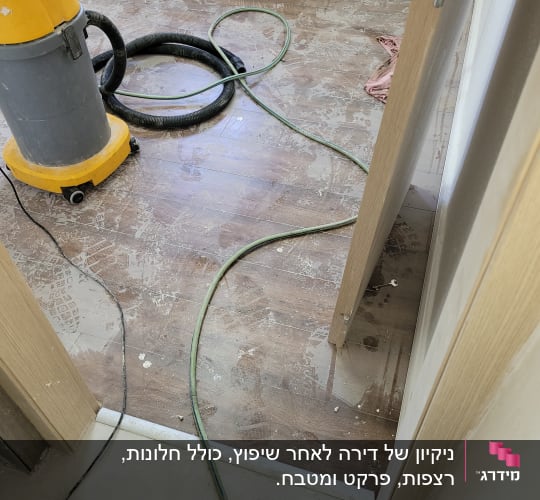 שואב אבק תעשייתי על רצפה מלוכלכת עם כבלים